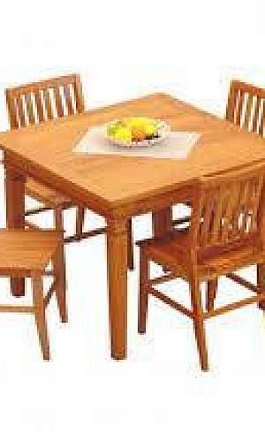 Mesa de madeira com 4 cadeiras Mesa de madeira com 4 cadeiras