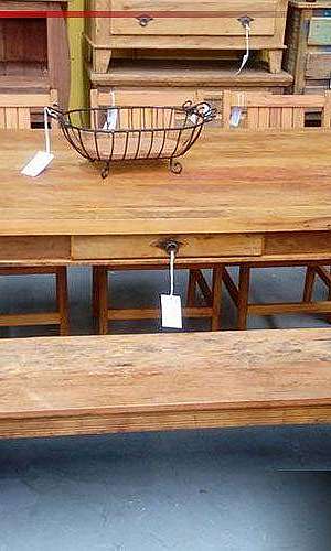 Mesa rústica com gaveta Mesa rústica com gaveta